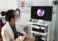 Dr Lê Na khám tại mũi họng cho các bé